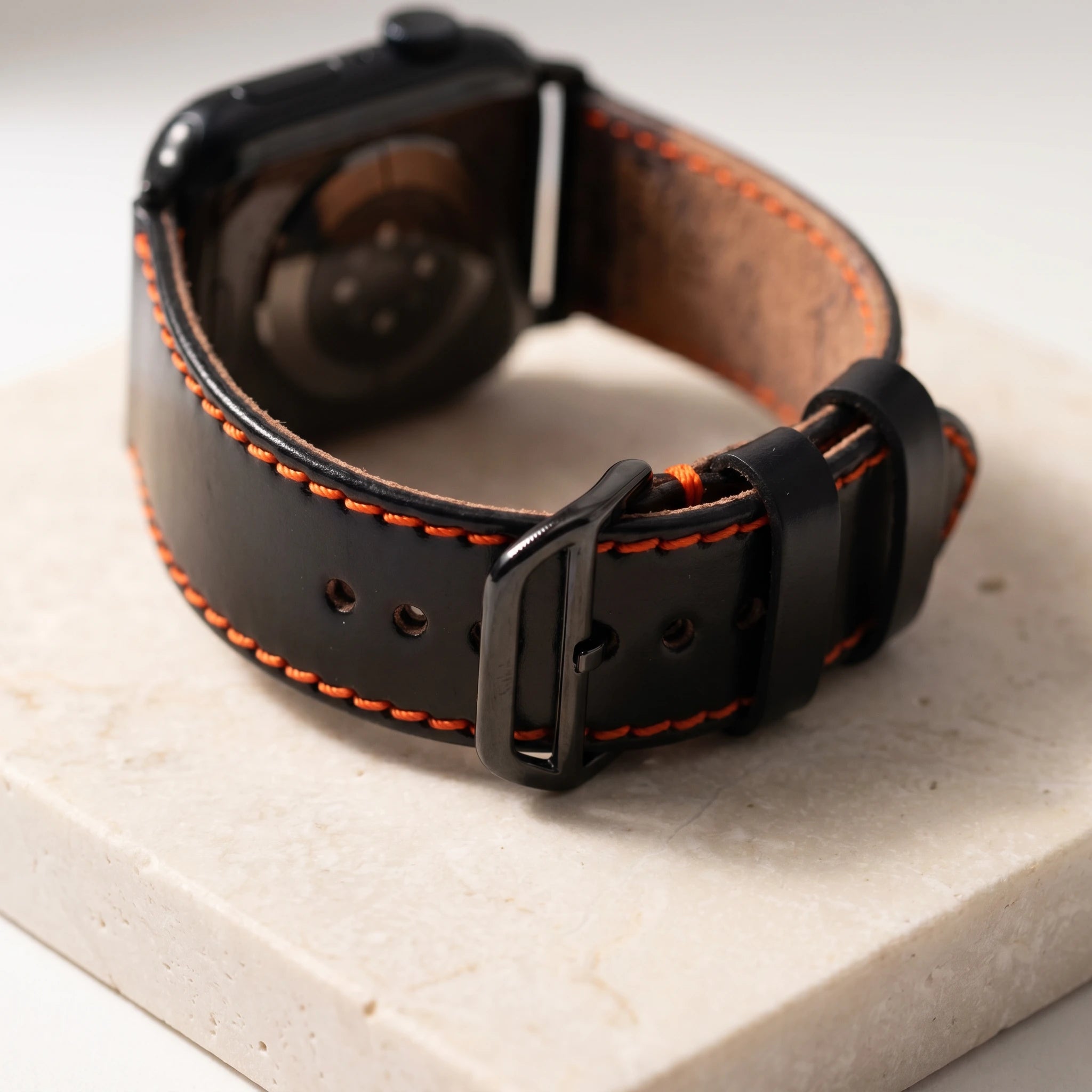 Schwarz / Orangene Naht