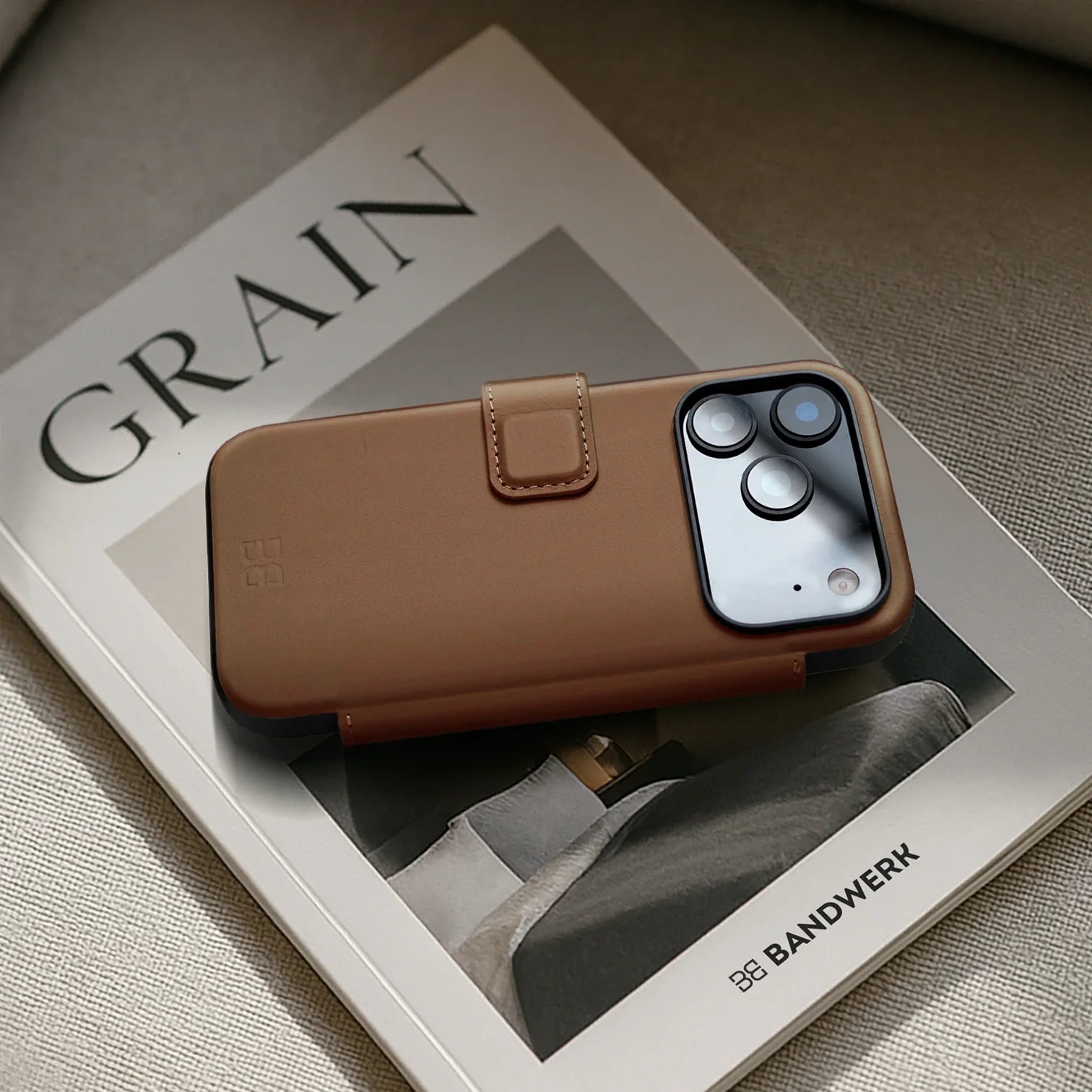 Chocolate / iPhone 18 Pro Max / Folio
