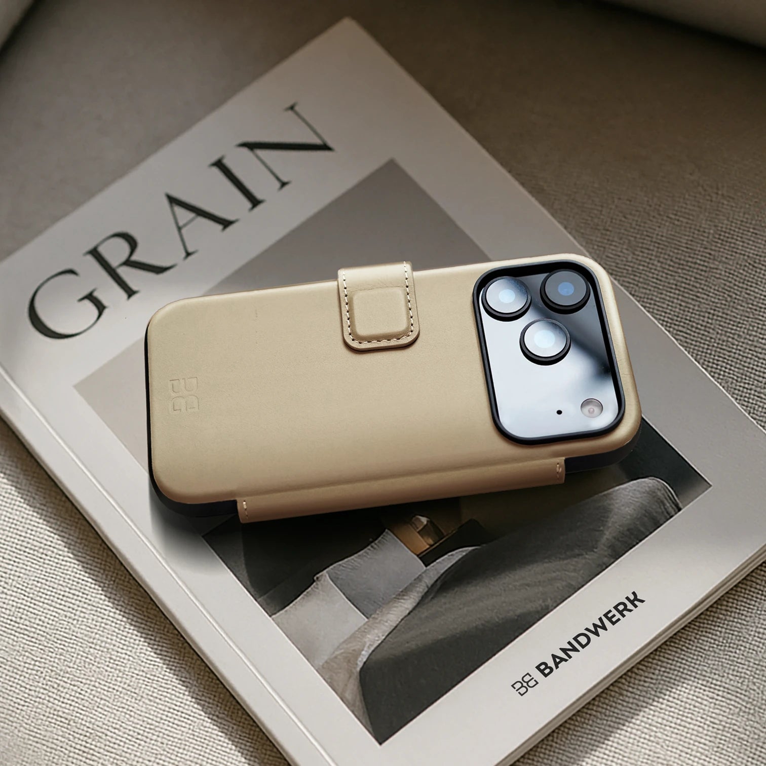 Light Brown / iPhone 17 Pro / Folio