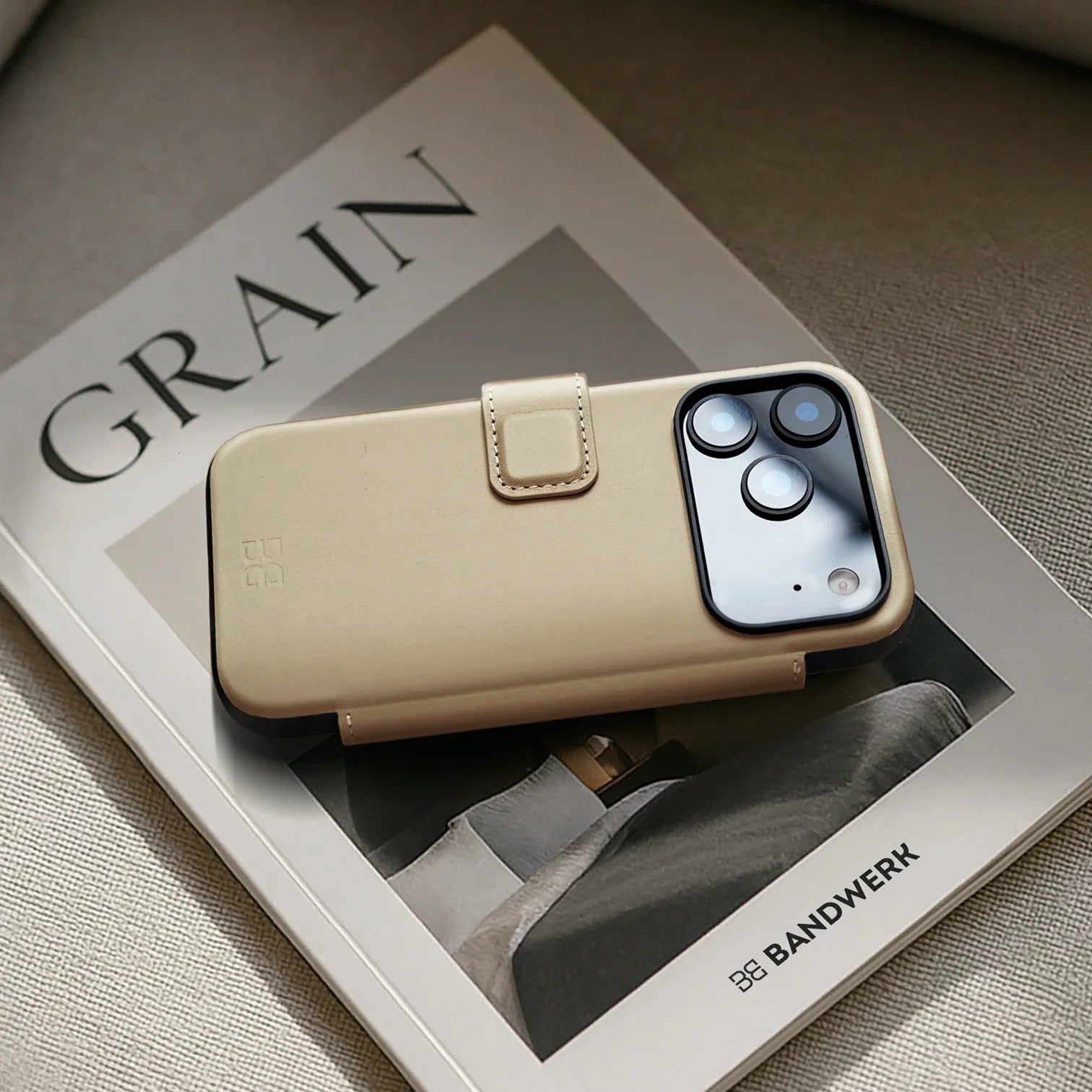 Light Brown / iPhone 18 Pro / Folio