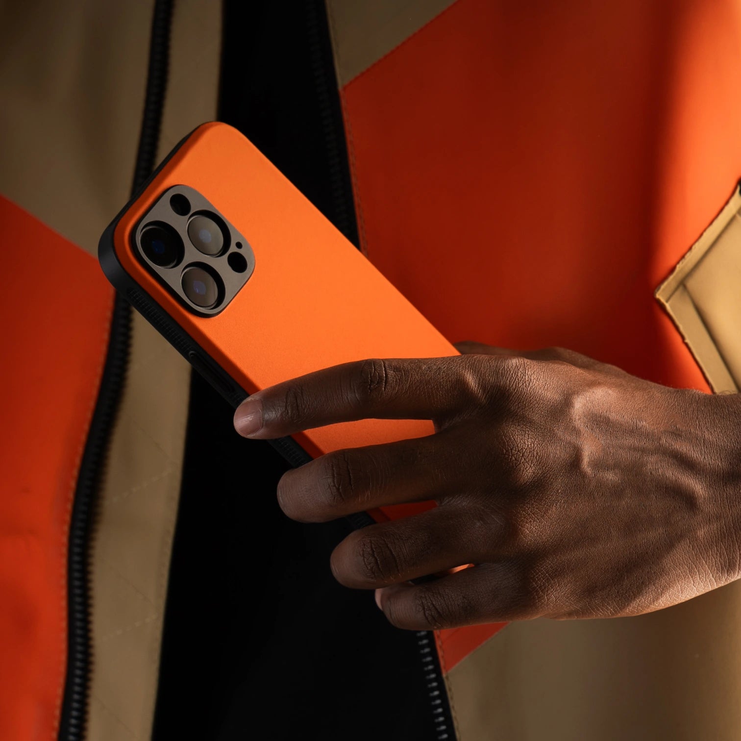 Shocking Orange / iPhone 16 Pro