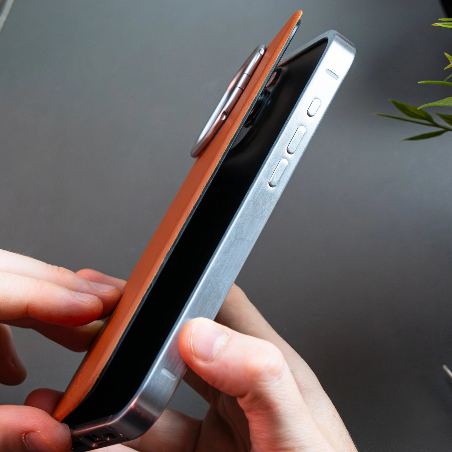 iPhone 16 Pro Max / Silber / Ja