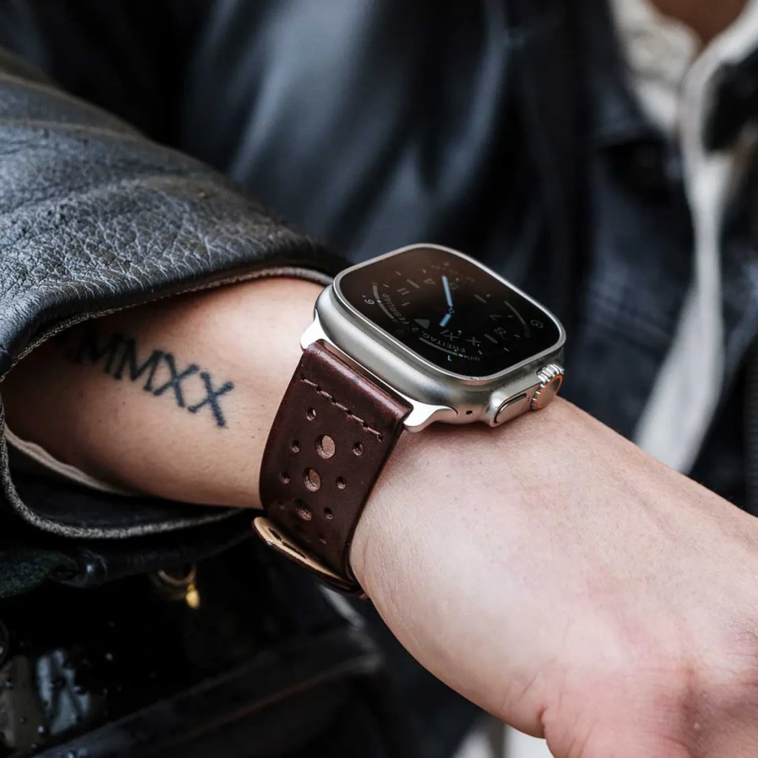 Dunkelbraun / 42mm / Schwarz Poliert