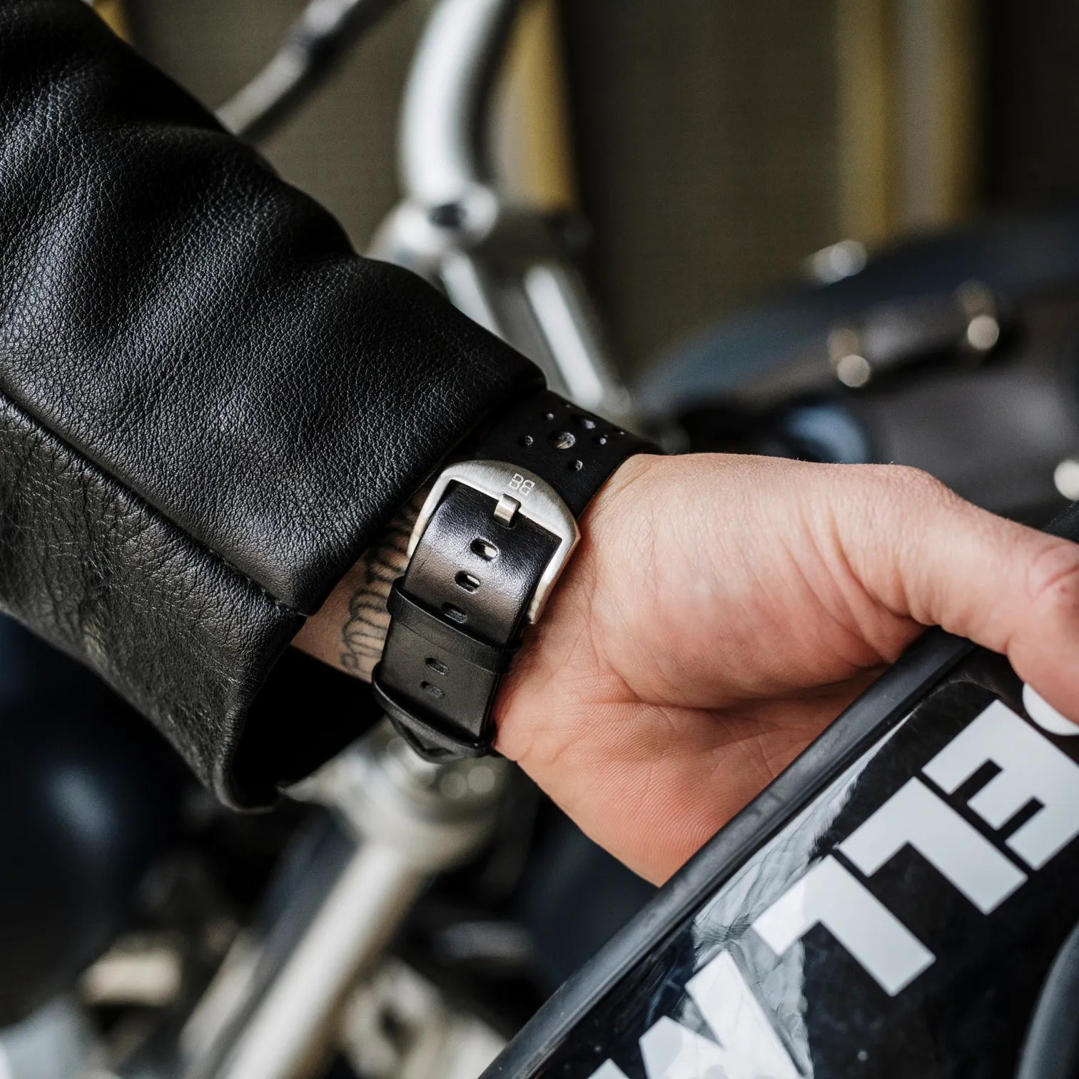 Tiefschwarz / 42mm / Silber Matt