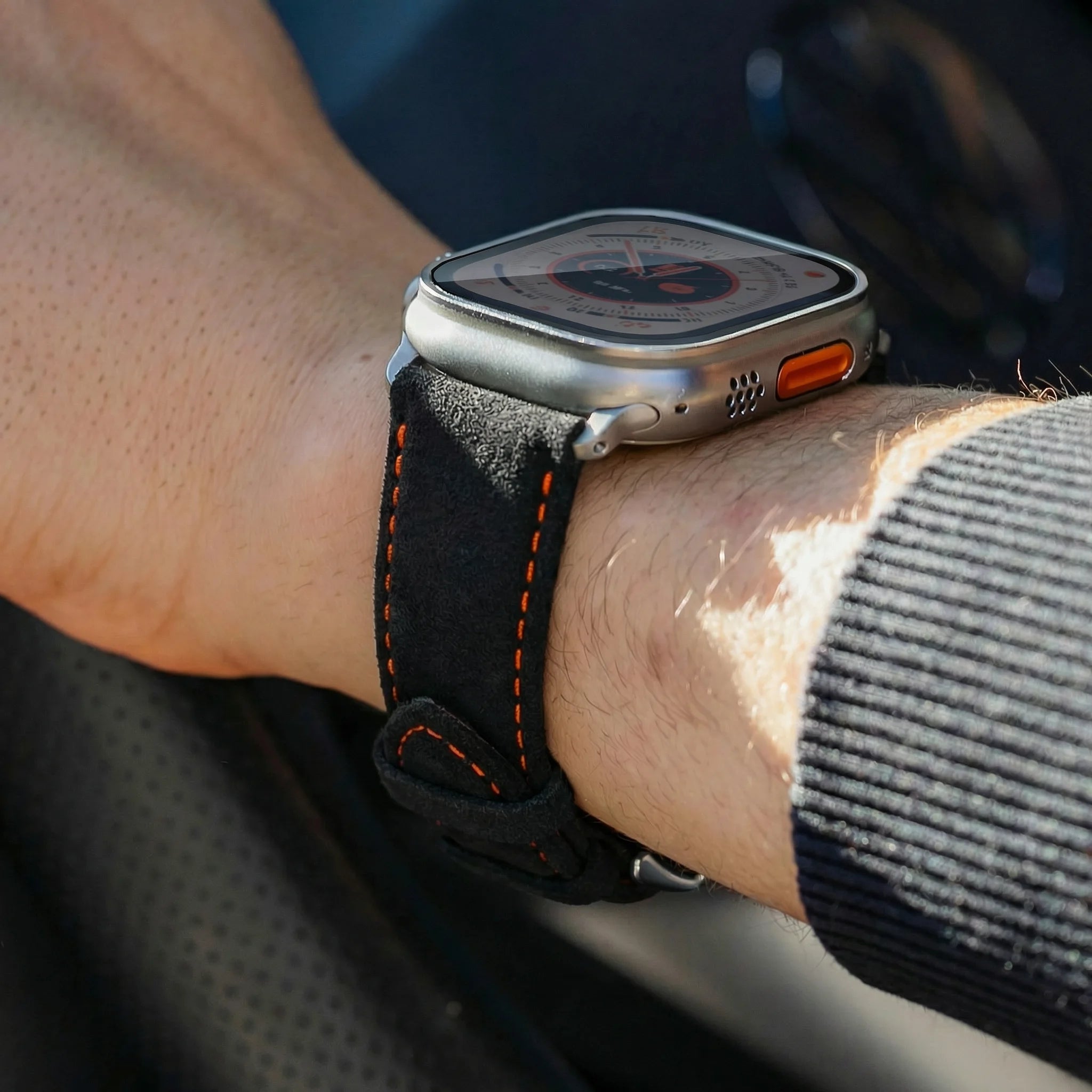 Tiefschwarz mit orangener Naht / 46mm / Titan Schiefer