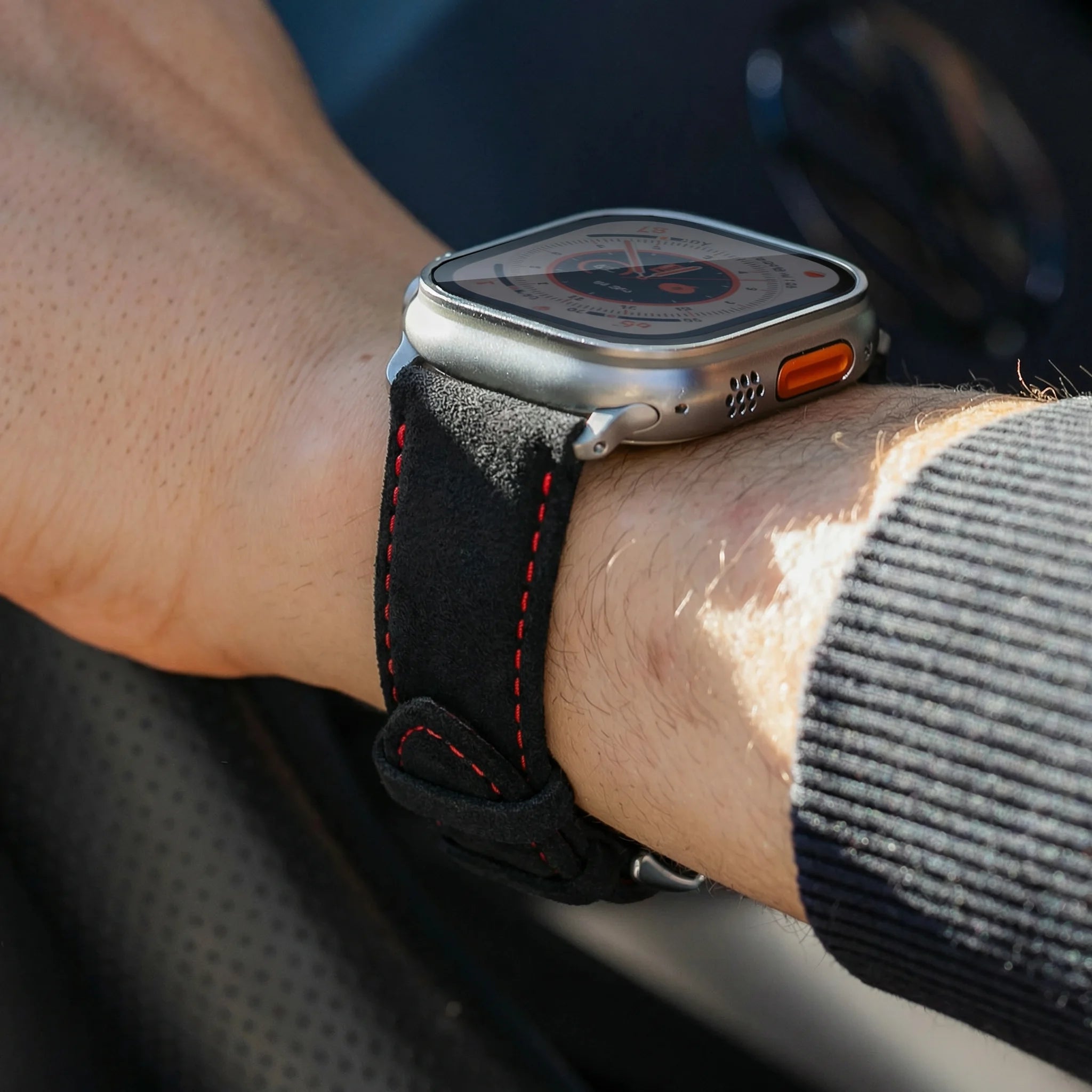 Tiefschwarz mit roter Naht / 46mm / Aluminium Diamantschwarz