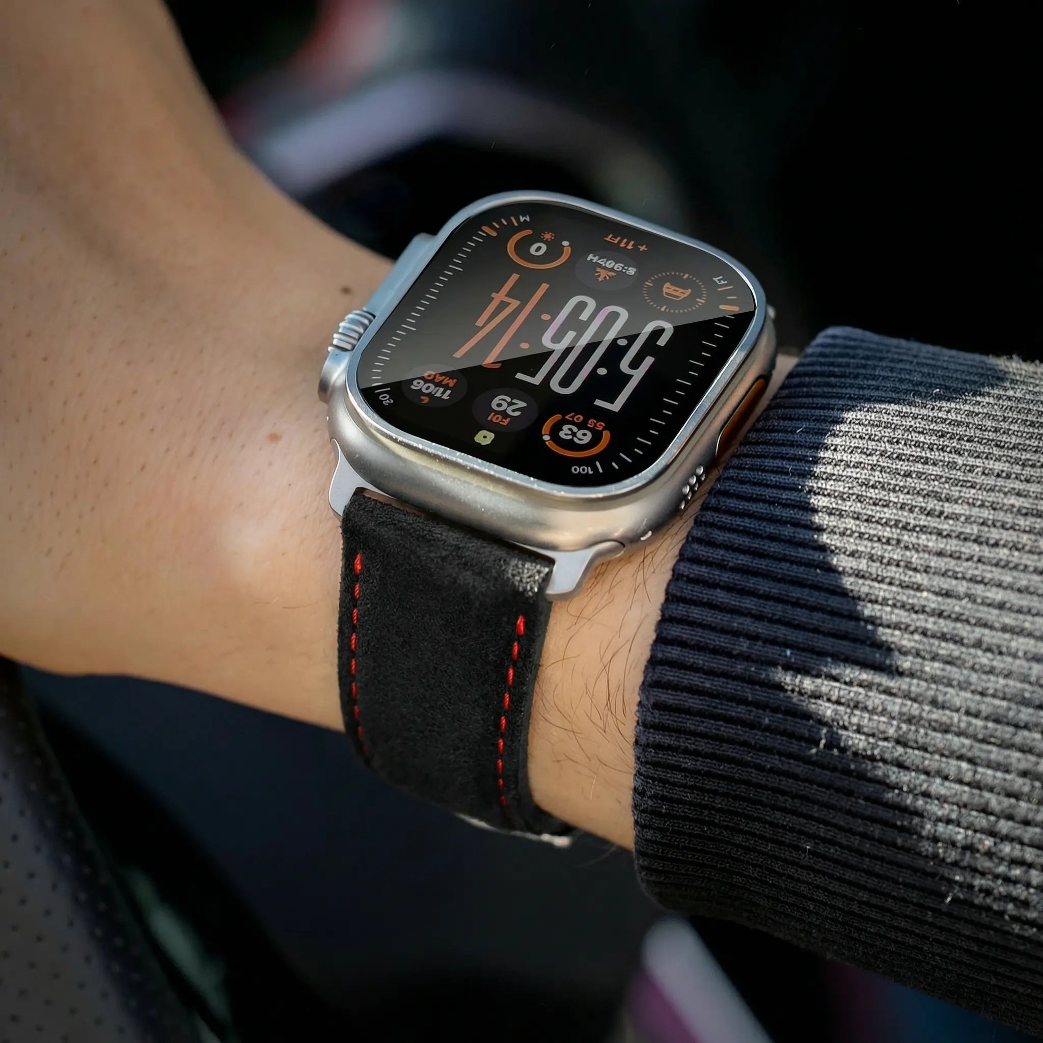 Tiefschwarz mit roter Naht / 46mm / Titan Natur