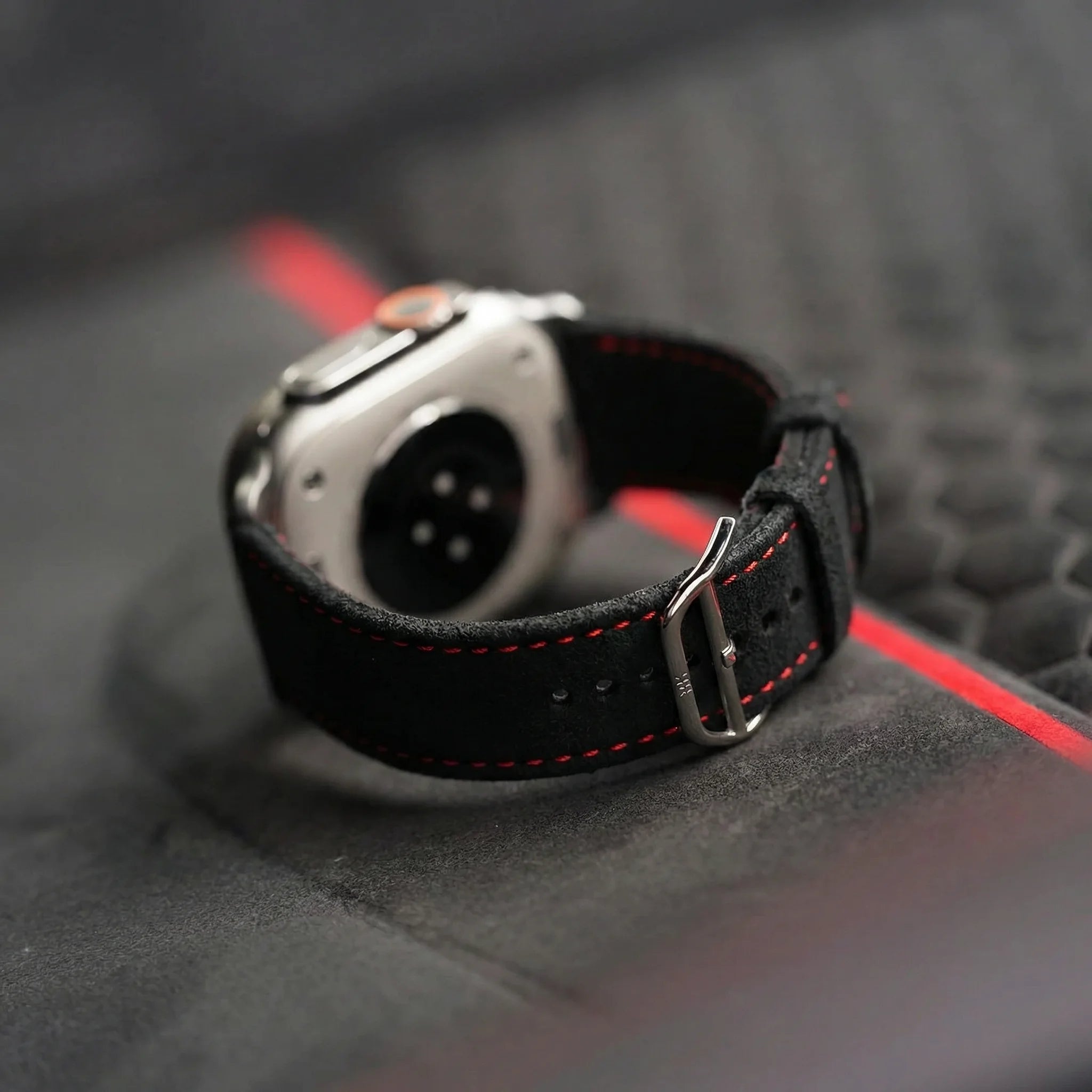 Tiefschwarz mit roter Naht / 46mm / Aluminium Diamantschwarz